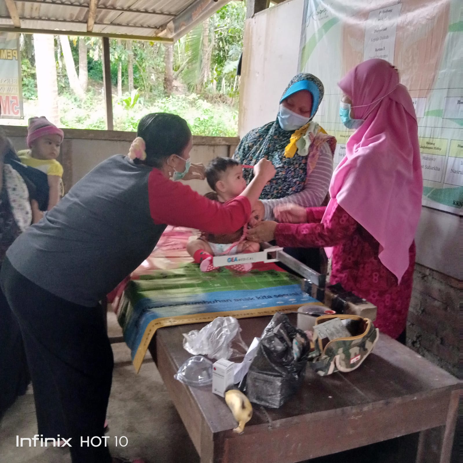 Kader Posyandu Tejogan dan Krengseng Bagikan Obat Cacing